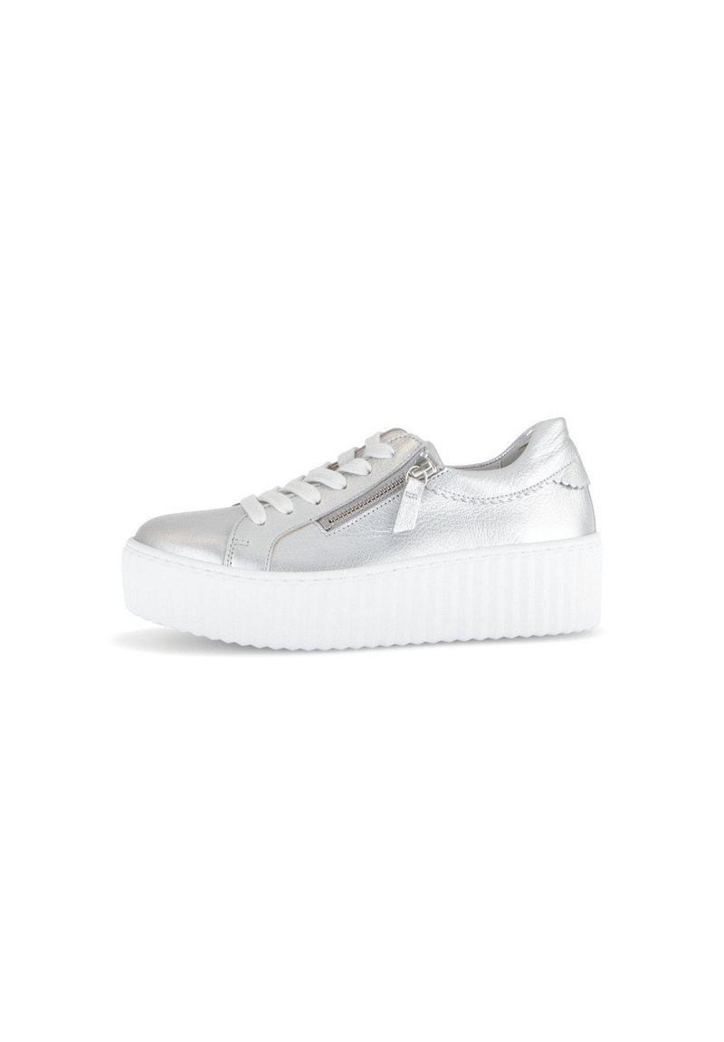 Zilveren metallic sneaker met een witte platformzool, voorzien van veters, een zijrits en een gestructureerde afwerking. Gladde bovenkant.
