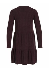 Robe en maille côtelée brun foncé à manches longues avec jupe à volants et encolure ronde, vue de dos sur fond blanc.