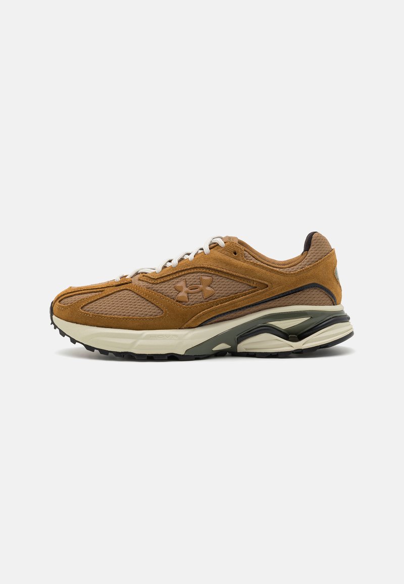 Brune ruskinds- og mesh sneakers med en polstret sål, der har snørebånd, polstret krave og en logoaccent på siden.