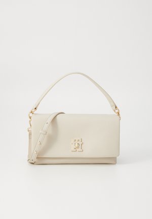 Beige Lederhandtasche mit strukturiertem Design, goldfarbener Hardware und einem Logo auf der Vorderseite. Verfügt über einen oberen Henkel und einen abnehmbaren Schultergurt.