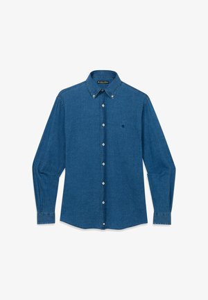 Chemise en denim bleu à manches longues avec boutons, col pointu et petit logo brodé sur la poitrine gauche.