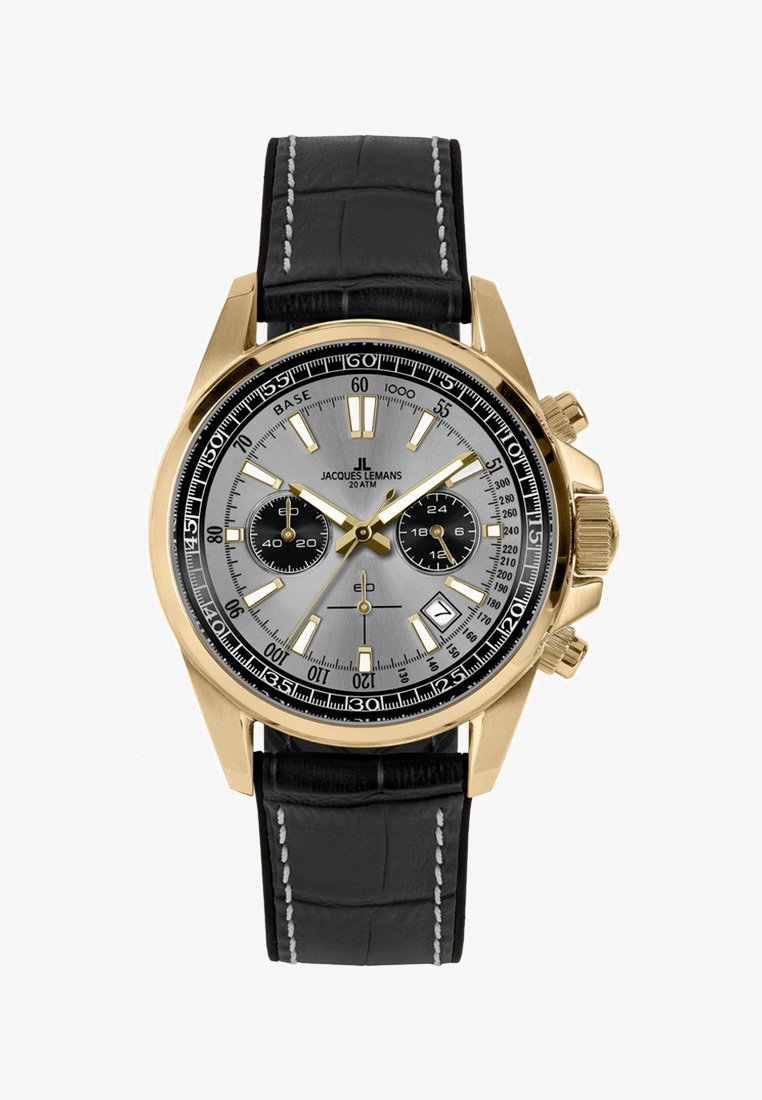 Montre chronographe Jacques Lemans avec boîtier doré, cadran argenté, sous-cadrans noirs, guichet de date, et bracelet en cuir noir avec coutures blanches.
