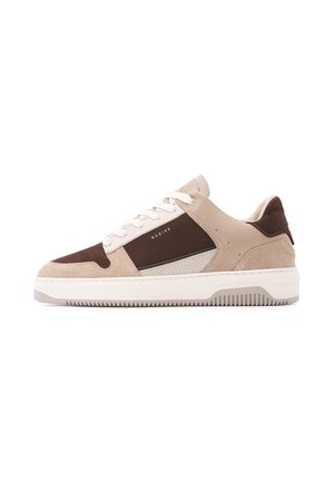 Low-Top-Sneaker aus beigem und braunem Veloursleder und Mesh mit weißen Schnürsenkeln und dicker weißer Gummisohle, seitliches Branding "NUBIKK".