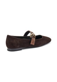 Zapato plano de ante marrón con punta redonda, que presenta una correa decorativa y un detalle de hebilla en el costado.