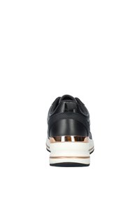 Sneaker in pelle nera con forma arrotondata, dotata di un accento lucido in rosa oro sul tallone e di un design testurizzato sul retro.