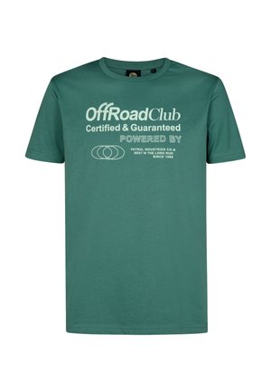 Zelené tričko s krátkym rukávom s bielym textom „OffRoad Club Certified & Guaranteed Powered By Petrol Industries Co. Best in the Long Run Since 1989.“