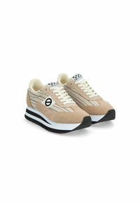 Baskets en daim beige avec un côté à motif texturé, lacets blancs et une semelle noire épaisse avec une bande blanche. Détail du logo noir inclus.