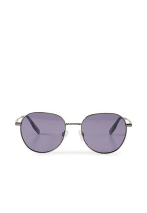 Lunettes de soleil avec une fine monture en métal argenté et des verres ovales teintés violets, comprenant des plaquettes de nez transparentes, présentées sur fond blanc.
