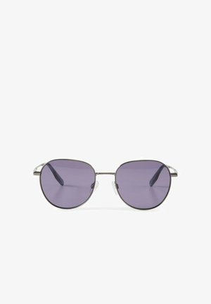 Lunettes de soleil avec une fine monture en métal argenté et des verres ovales teintés violets, comprenant des plaquettes de nez transparentes, présentées sur fond blanc.