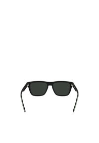 Czarne prostokątne okulary przeciwsłoneczne z ciemnymi szkłami, z matowym wykończeniem i srebrnymi akcentami na zawiasach, elegancki i minimalistyczny design.