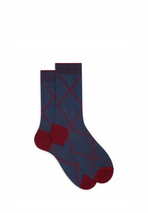 Gestrickte Socken in Dunkelblau mit einem Rautenmuster, das in Bordeauxrot umrandet ist, mit kontrastierenden bordeauxroten Akzenten an Zehen und Bund.