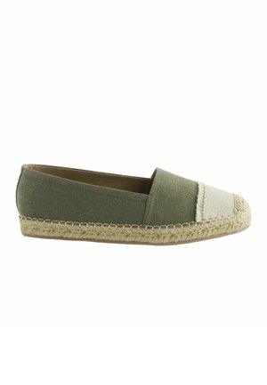 Slip-on espadrille sko med olivengrønt stofoverdel, beige tåhætte og fletværk af jute-sål på hvid baggrund.