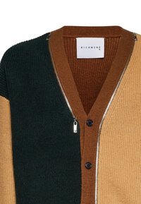 Cardigan lavorato a maglia con un design a blocchi di colore che presenta pannelli verdi, marroni e color sabbia, scollatura a V, zip frontale e bottoni neri. Etichetta del marchio visibile all'interno.