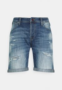 Denimshorts i ljus till medelblå färg med fransiga revor, en rullad nederkant och kontrasterande sömmar. Har en röd knapp och fem fickor.