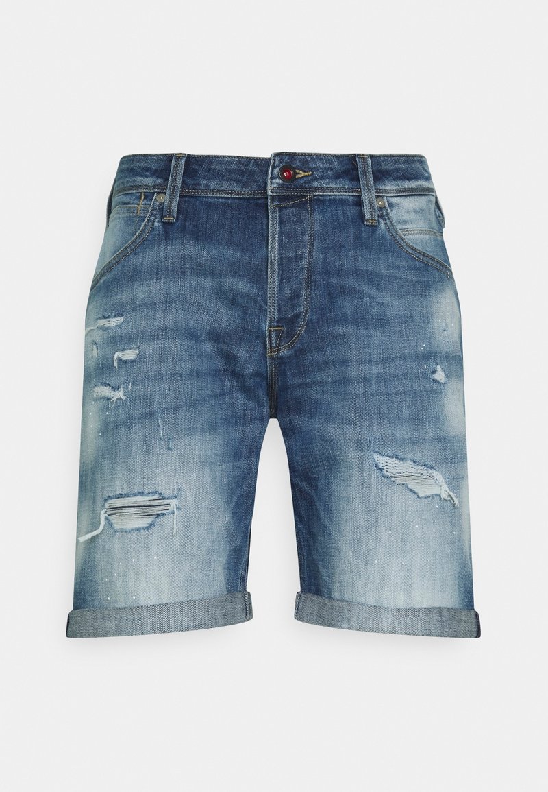 Shorts in denim di blu chiaro a medio con tagli sfrangiati, orlo arrotolato e cuciture a contrasto. Presentano un bottone rosso e cinque tasche.