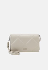 Borsa a tracolla trapuntata beige con tracolla in catena argentata, dotata di logo in rilievo e chiusura magnetica elegante. Texture liscia con forma rettangolare.