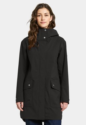 Zwarte waterdichte parka met een capuchon, twee voorkruiszakken, drukknoopsluitingen en een rechte snit. Gladde textuur en casual ontwerp.
