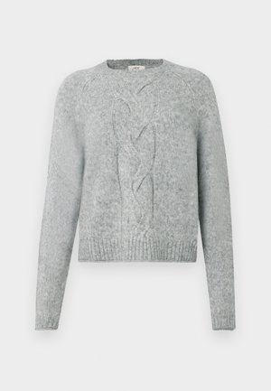 Hellegrauer Strickpullover mit langen Ärmeln, Rundhalsausschnitt und zentralem Zopfmuster auf der Vorderseite.