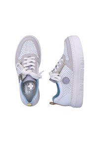 Baskets perforées blanches et grises avec lacets plats, fermeture éclair latérale, intérieur bleu doux et semelle blanche texturée. Présente un patch logo.