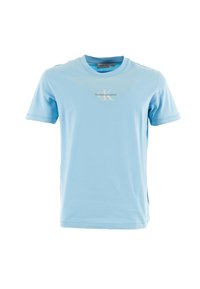 Camiseta de algodón azul claro con mangas cortas, cuello redondo y laterales con aberturas. Presenta un pequeño logo bordado de Calvin Klein en blanco.