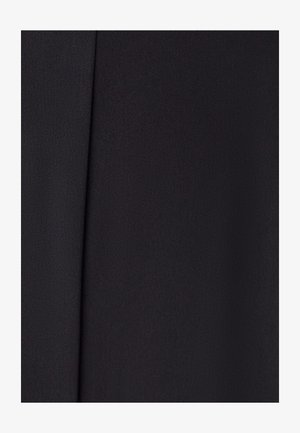 Czarny materiał o gładkiej fakturze i subtelnym, tkanym wzorze, charakteryzujący się czystymi liniami oraz złożonym wzorem, typowy dla tkanin szytych na miarę.