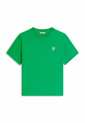 Groen T-shirt met korte mouwen en een ronde hals, met een klein wit "TH"-logo op de linkerborst en een klein vlagembleem op de rechtermouw.