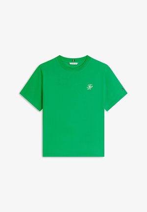 Groen T-shirt met korte mouwen en een ronde hals, met een klein wit "TH"-logo op de linkerborst en een klein vlagembleem op de rechtermouw.