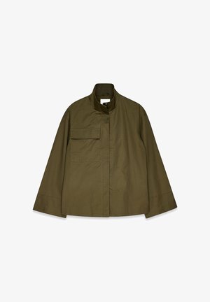Olivgrön jacka med hög krage, framknäppning och en bröstficka. Tyget ser slätt ut och har en avslappnad, boxig form.