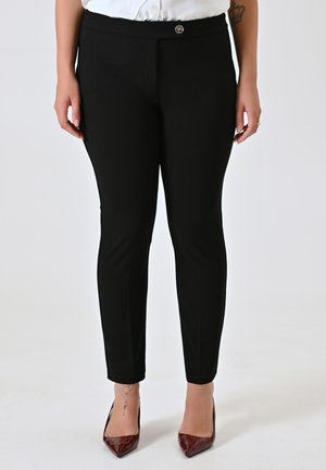 Pantaloni neri su misura con una vestibilità slim, realizzati in un tessuto liscio, dotati di tasche frontali e un accento di bottone argentato in vita.