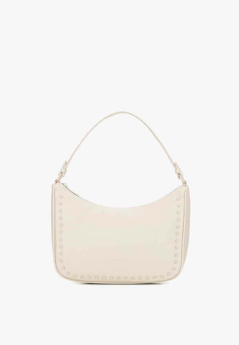 Sac à bandoulière en cuir couleur crème avec bords arrondis, garniture cloutée sur le devant, et une bandoulière unique avec détails noués aux attaches.