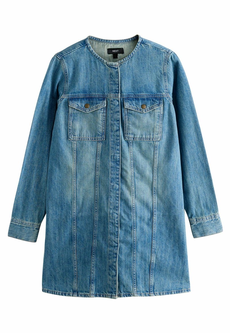 Lichtblauwe denim jasjurk met een ronde halslijn, lange mouwen, borstzakken en een rechte silhouet. Zichtbare stikseldetails.