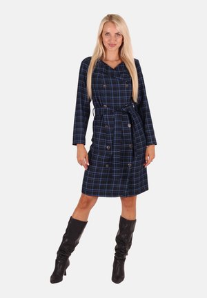 Blau kariertes Kleid mit einem taillierten Gürtel, doppelreihigem Design, langen Ärmeln und hellblauen Akzenten. Getragen mit schwarzen knielangen Stiefeln.