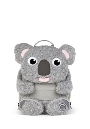 Grauer weicher Plüsch-Rucksack in Form eines Cartoon-Koalas mit großen Augen, Ohren, Nase und Pfoten vor weißem Hintergrund.