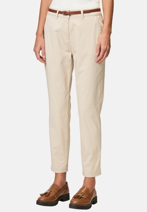 Chino beige con una vestibilità su misura, realizzati in cotone. Presentano tasche laterali e sono abbinati a una cintura marrone e mocassini.