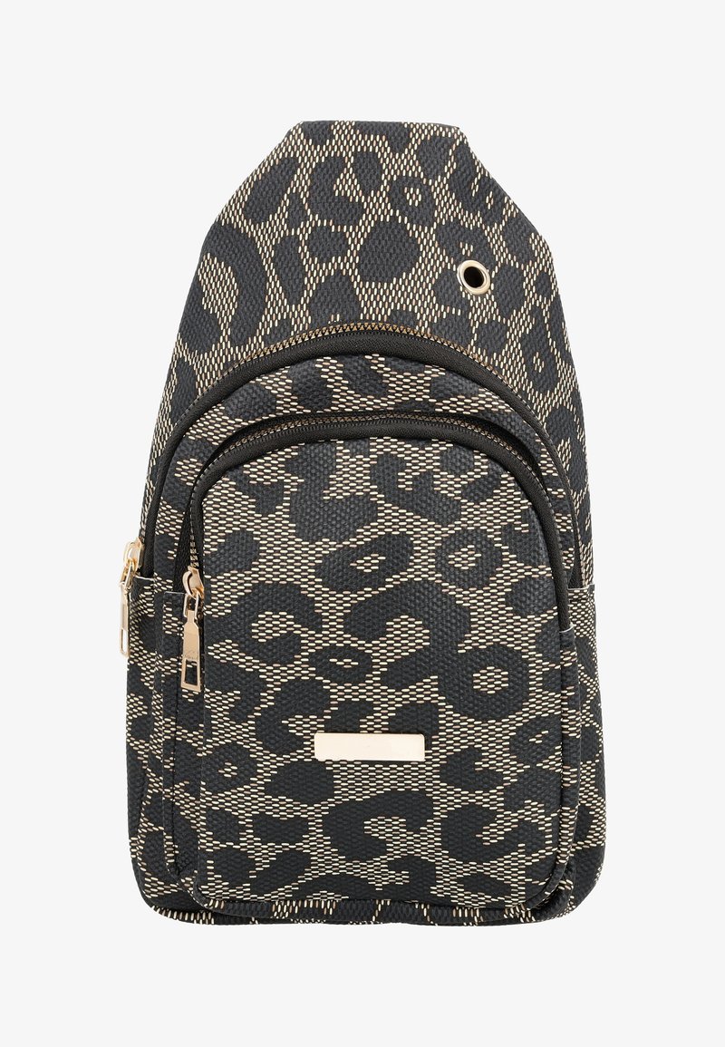 Zwarte en beige luipaardprint rugzak met een gestructureerd oppervlak, dubbele ritscompartimenten en een kleine gouden accent aan de voorkant.