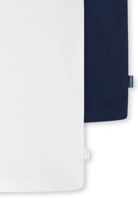T-shirt med kort ärm som har en vit kropp och mörkblå ärmar, tillverkad av mjuk bomull med en etikett på nedre sidan.