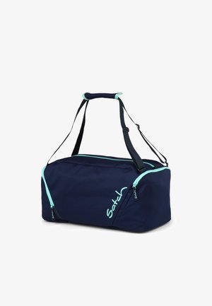 Marineblaue Reisetasche mit minzgrünen Reißverschlüssen und verstellbarem Schultergurt, vorne und an den Seiten mit "Satch" beschriftet.