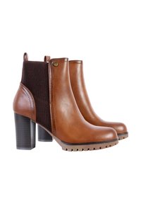 Botas de cuero marrón hasta el tobillo con acentos de tela acanalada, tacones altos y gruesos, y una suela texturizada, que presentan un detalle de botón lateral.