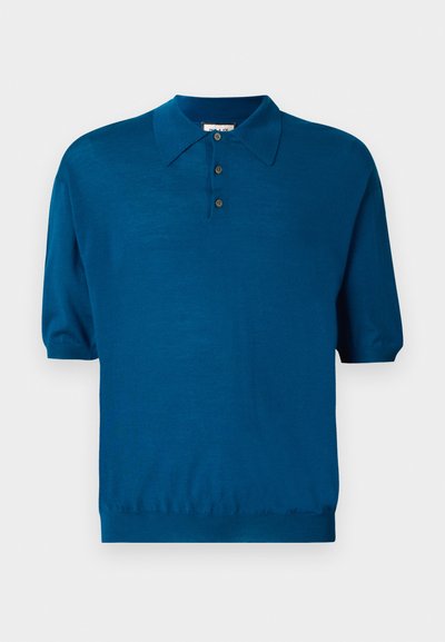 Polo à manches courtes en bleu sarcelle, fabriqué dans un tissu doux. Il présente un col, un plastron à trois boutons et un ourlet élastiqué pour un ajustement décontracté.