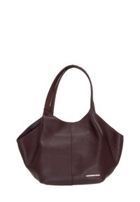 Borsa a spalla in pelle marrone con una texture morbida, forma arrotondata e manici lunghi. Presenta un piccolo logo metallico sul lato.
