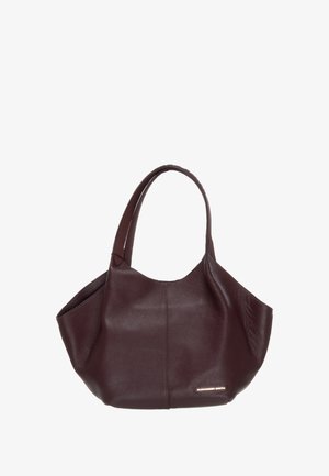 Borsa a spalla in pelle marrone con una texture morbida, forma arrotondata e manici lunghi. Presenta un piccolo logo metallico sul lato.