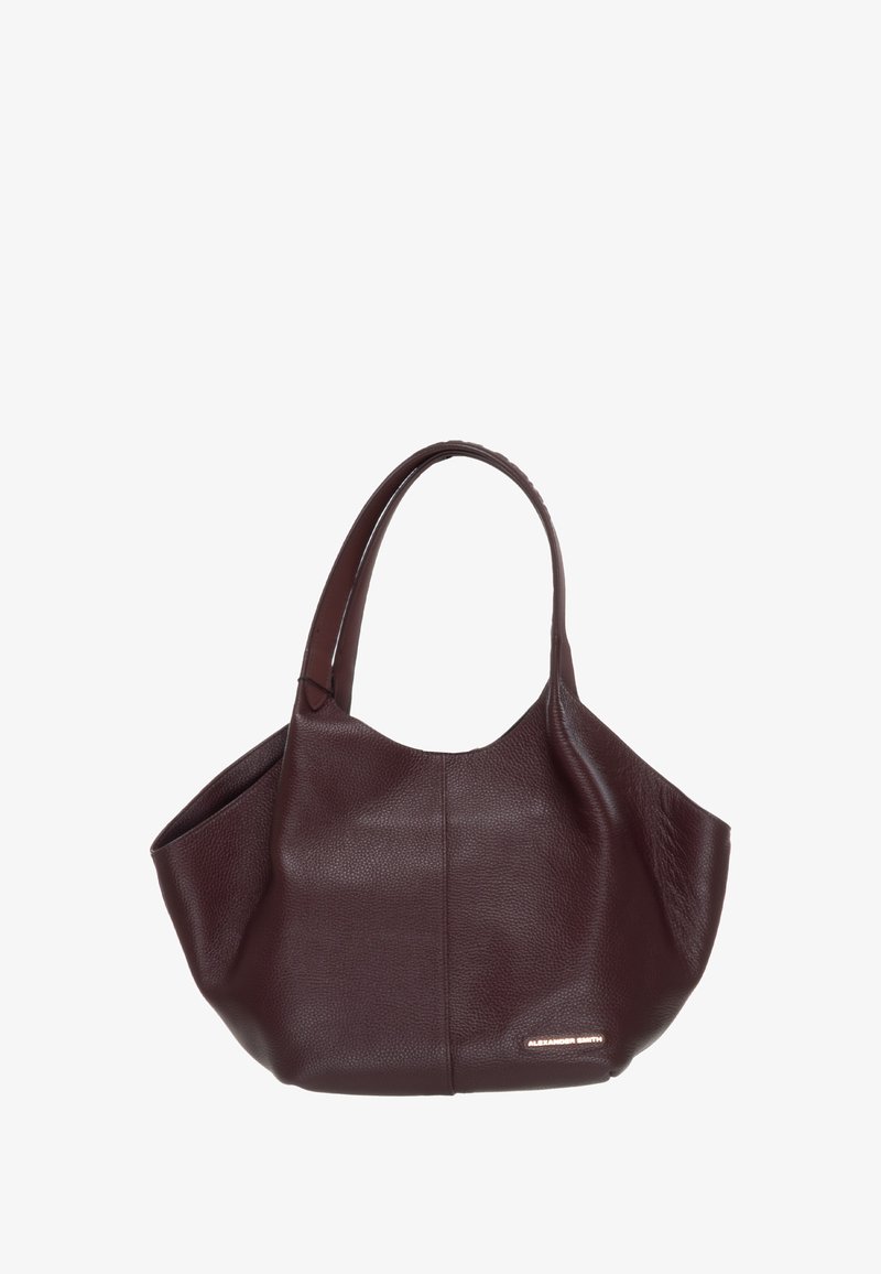 Borsa a spalla in pelle marrone con una texture morbida, forma arrotondata e manici lunghi. Presenta un piccolo logo metallico sul lato.