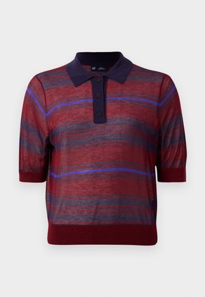 Tricou polo cu mâneci scurte din material cu transparență de culoare vișinie, cu dungi albastre și bleumarin, având o cravată bleumarin și o închidere cu trei nasturi.