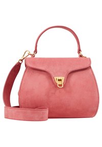 Sac à main en daim rose avec une forme structurée, fermoir en or et bandoulière amovible pour plus de polyvalence. Texture lisse avec un design minimaliste.