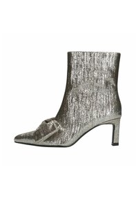 Zilveren metallic enkellaars met een spits toe, geplooide details aan de voorkant, textuurafwerking en een middelhoge blokhak.