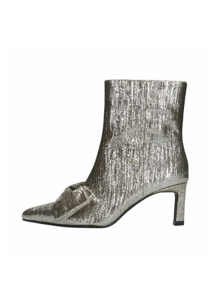 Zilveren metallic enkellaars met een spits toe, geplooide details aan de voorkant, textuurafwerking en een middelhoge blokhak.