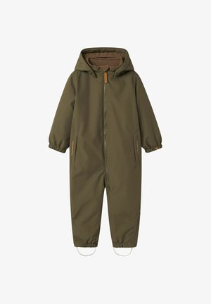 Tuta impermeabile verde oliva con cappuccio, polsini elastici, due tasche laterali e dettagli marroni. Chiusura con zip frontale.