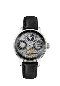 Mechanisch horloge met een zwarte leren band, zilveren kast en een transparante wijzerplaat die ingewikkelde tandwielen en een maanfase-indicator onthult.