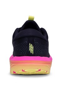 Scarpa da corsa nera con parte superiore in mesh, intersuola fucsia brillante e suola gialla. Presenta un linguetta posteriore e un logo verde chiaro.