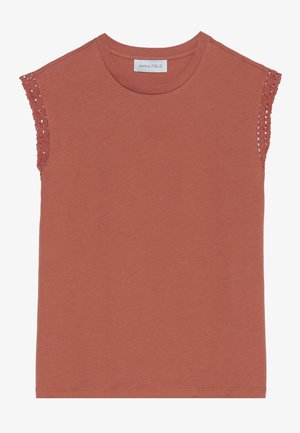 Rozsdabarna, rövid ujjú póló lekerekített nyakú és csipke díszítéssel az ujjakon. Puha anyagból készült, sima tapintással.